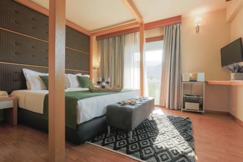 斯基亚索斯镇游泳池艺术酒店，菲莲酒店及度假村的酒店客房设有一张床和一个大窗户