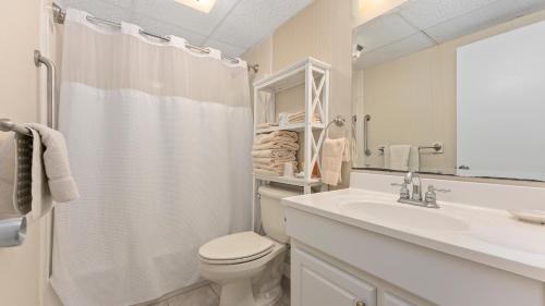 威尔伍德克拉斯特冒险家海滨酒店的白色的浴室设有卫生间和水槽。