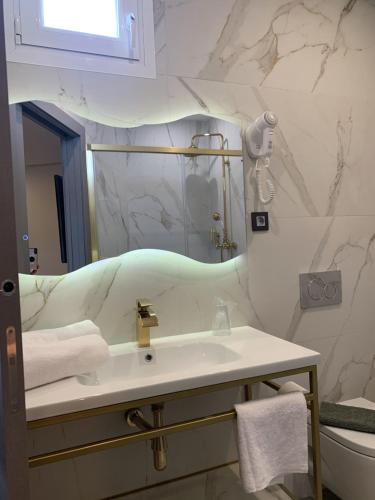 乌马内斯-德马德里Hotel Riojano的一间带水槽和镜子的浴室