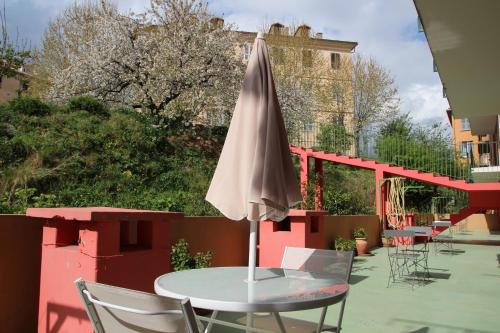 科尔特萨姆皮埃科索酒店的露台桌子上的一把遮阳伞