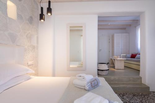 纳克索斯岛卡斯特拉基卡斯特拉基海豚公寓式酒店的一间卧室配有带毛巾的床