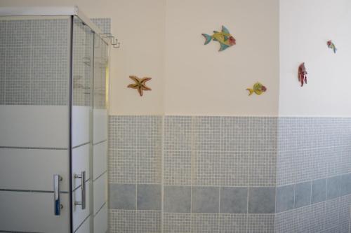 巴勒莫L'Aquilone B&B的墙上设有带蝴蝶的淋浴的浴室