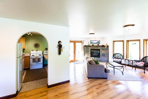 Moose Pass燕鸥湖旅馆的厨房以及带沙发和桌子的客厅。