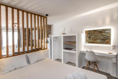 圣罗曼诺斯Avissalou Apartments的卧室配有白色的床和书桌