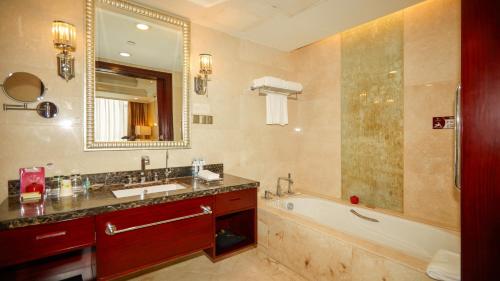 广州阳光酒店的一间浴室