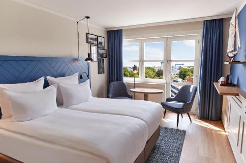基尔施泰根博阁孔蒂汉莎度假酒店的一间设有大床和窗户的酒店客房