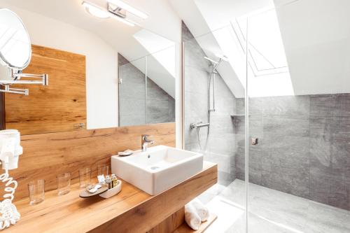 圣卡尼兹Kärnten Apartment Turnersee的一间带水槽和淋浴的浴室