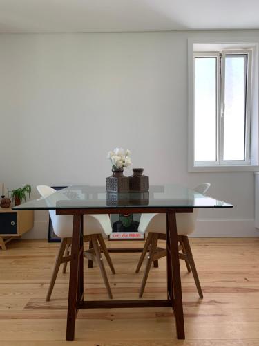 波尔图Guest House Arca d´'Água的房间里的一张桌子和玻璃顶