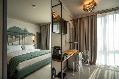 康斯坦察VILA OPT的酒店客房带一张床铺、一张书桌和一间卧室