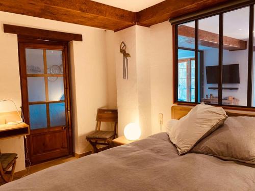 索尔德乌PROBER-INCLES的一间卧室设有一张床和一个大窗户