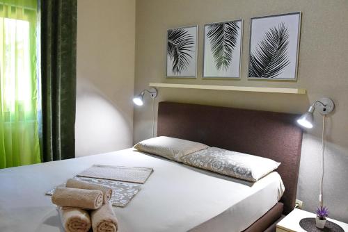 科托尔伊特库里奇公寓酒店的卧室配有一张墙上三幅照片的床