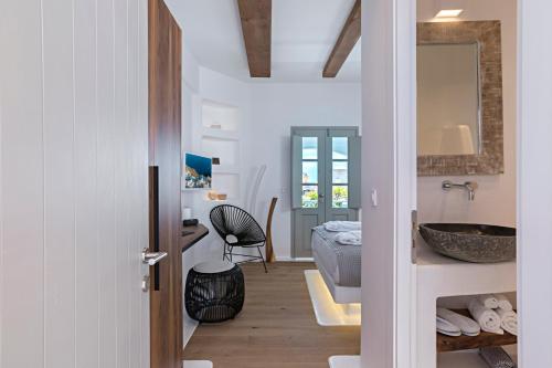 伊亚3 Elements by Stylish Stays的一间带水槽的浴室和一张位于客房内的床