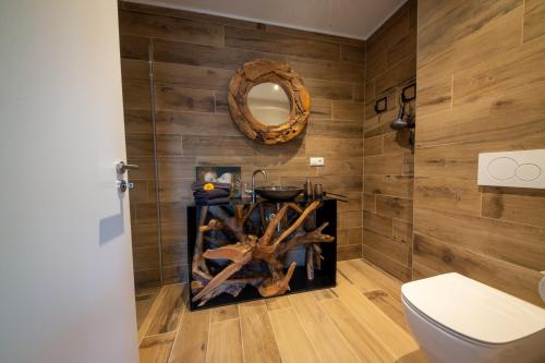 NiederpallenGreen & Breakfast的一间带水槽、卫生间和镜子的浴室