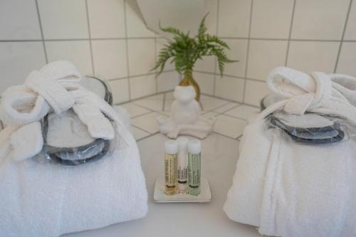 海德堡金福克酒店的浴室设有毛巾和柜台上的蜡烛