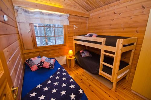 塔库沃里Messner Tahko的小木屋内带双层床的客房