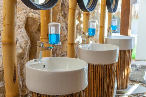 圣克鲁斯华特库Hotel Marina Resort & Beach Club的浴室里一排三个水槽