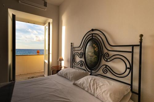 切法卢Taliammari的一间卧室设有一张床,享有海景
