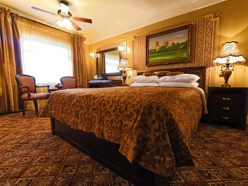 伊利Riverside Inn的一间设有大床和窗户的酒店客房