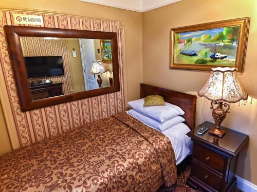 伊利Riverside Inn的酒店客房,配有床和镜子