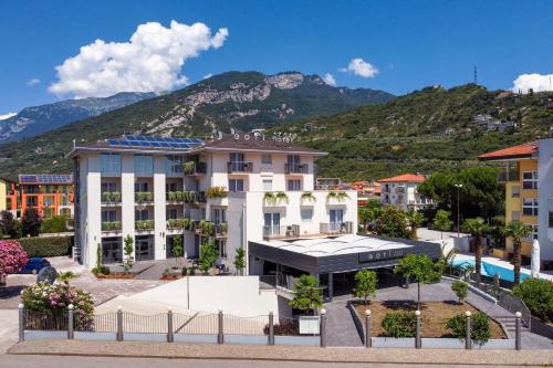 托尔博莱GoTì Hotel的享有酒店背景的山景