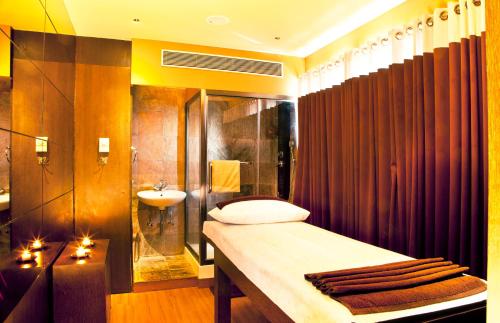 班加罗尔奥克塔夫Spa酒店 - 萨加普尔路店的带浴缸、水槽和淋浴的浴室