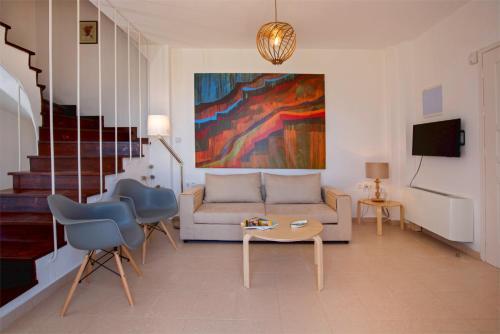 SfendoúrionAegina Colors的客厅配有沙发和桌椅