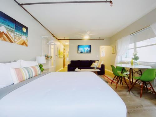 迈阿密海滩Rock Apartments by Lowkl的一间卧室设有一张床和一间客厅。