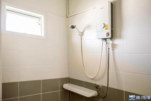 梭桃邑Neo km10โรงแรมที่พักใกล้สนามบินอู่ตะเภา แสมสาร สัตหีบ บ้านฉาง的带淋浴的浴室,带窗户