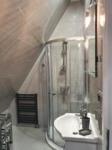 扎科帕内塞拉兰卡别墅的带淋浴和盥洗盆的浴室