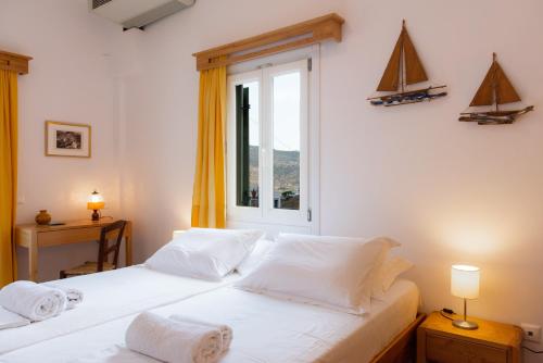 卡马莱马尔加多酒店的带窗户的客房内的两张床