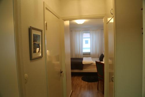 Vingåker威加客酒店的走廊,门通往带卧室的房间