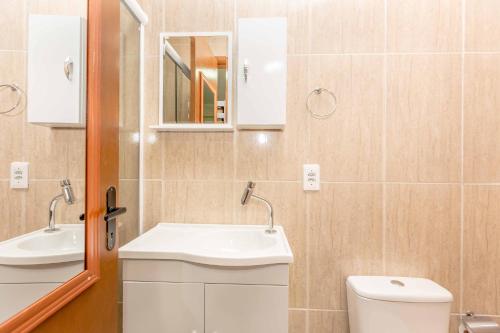 坎皮纳斯Pousada F7的一间带水槽、卫生间和镜子的浴室
