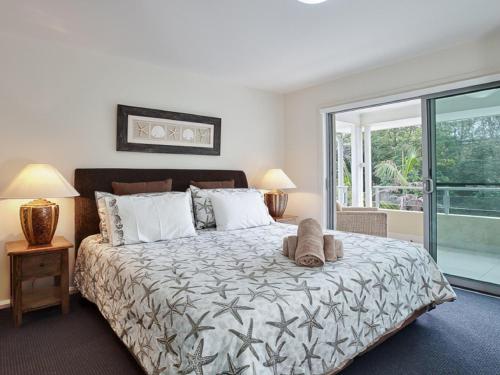 萨拉曼德湾Oaks Pacific Blue 516 private pool aircon WI-FI的一间卧室设有一张大床和一个窗户。