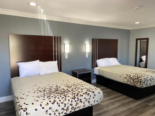 布雷亚丽晶汽车旅馆的一间酒店客房,房间内设有两张床