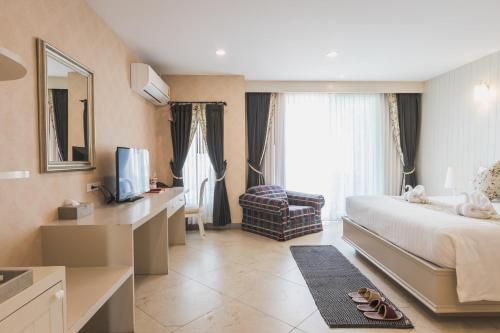 亚兰拉维拉精品酒店的一间酒店客房 - 带一张床和一间浴室