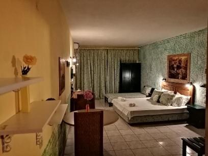 斯基亚索斯镇Nikos Victoria的酒店客房设有床和客厅。