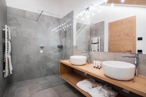 拉维拉安缇奈斯酒店的一间带两个盥洗盆和淋浴的浴室