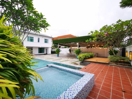麻坡Secret Garden Warni Villa (MUAR)的一座房子后院的游泳池
