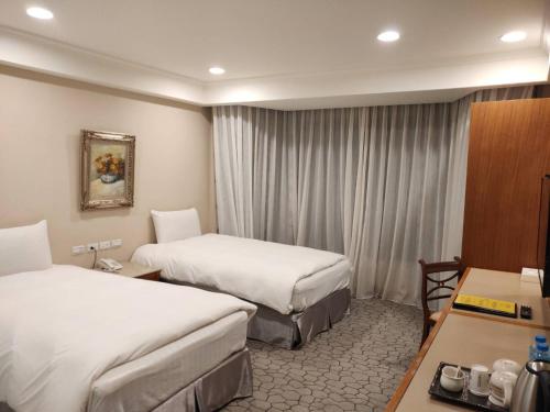 埔里阿波罗饭店的酒店客房配有两张床和一张书桌