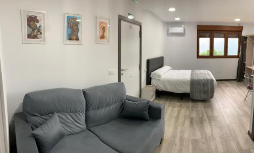 CutiellosSpa Rural Mirador de Miranda的客厅配有沙发和1张床