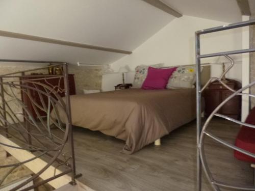 Coulonges-sur-lʼAutizeLa Remise的卧室配有一张床