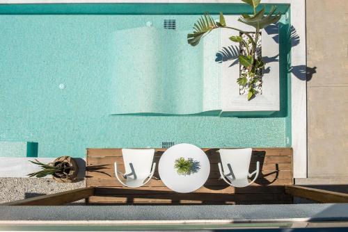 阿默达拉-伊拉克利翁Paralos Lifestyle Beach Adults Only的墙上一排有植物的白碗