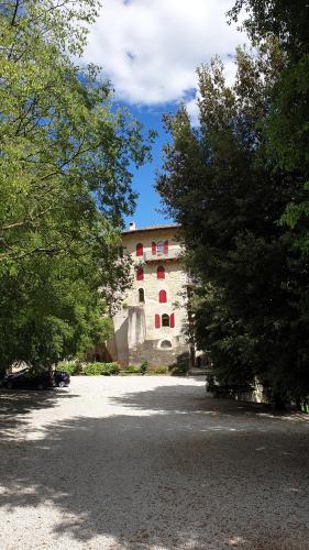 加尔达湖滨La Berlera - Riva del Garda的停车场里红色窗户的建筑