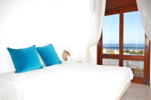 阿尔布费拉Jcmar Apartments - 100 m from the beach - free wifi - by bedzy的一间卧室设有一张床,享有海景