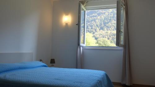 加尔多内-里维耶拉Casa di Elisa的一间卧室设有蓝色的床和窗户。
