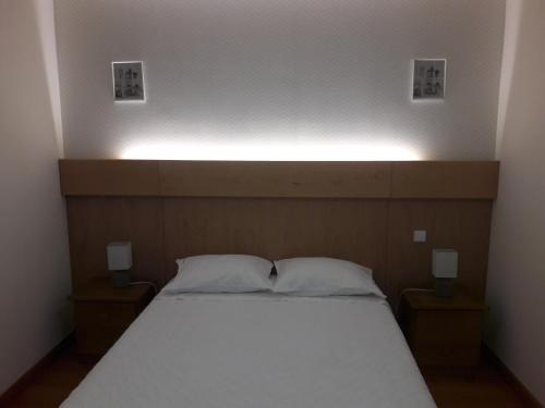 吉尔斯Casa Ribom的床上有2个枕头,上面有灯