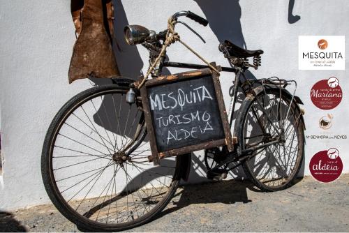 Espírito SantoCASA AVÓ CATARINA Mesquita, turismo na aldeia的停在墙上的自行车,上面有标志
