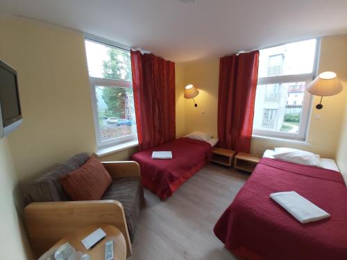 塔林Viva Nord Hostel的酒店客房,设有两张床和一张沙发