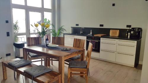 科特布斯Andrés Ferienwohnung DELUXE的厨房配有木桌和桌椅