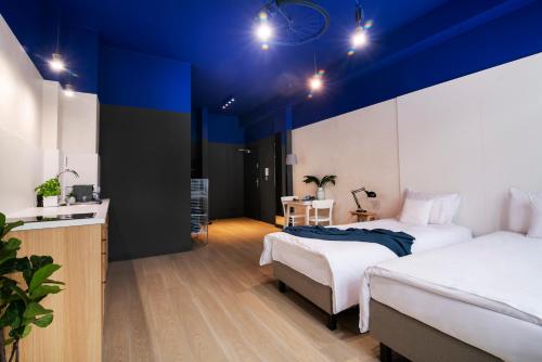 弗罗茨瓦夫Bike'UP Wrocław的一间卧室设有两张床和蓝色的天花板